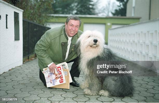 Franzl Lang , Bob-Tail "Charly", Homestory, München, Deutschland, , Haus-Einfahrt, Hund, Tier, Zeitung und Post, Volksmusik, Tracht, Trachten-Jacke,...