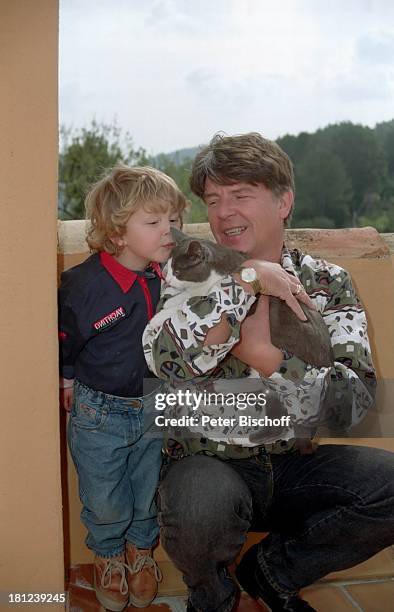 Egon Wellenbrink mit Sohn Nico, , Mallorca, Spanien, Katze, Tier, Musiker, Schauspieler, Vater, Familie, Homestory, Promis, Prominente, Prominenter,