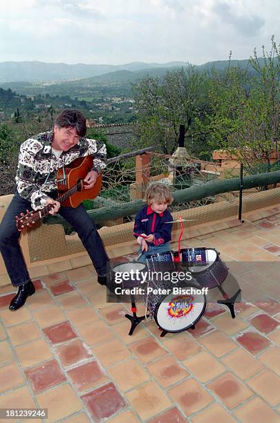 Egon Wellenbrink mit Sohn Nico, , Mallorca, Spanien, Musiker, Schauspieler, Gitarre, Schlagzeug, Vater, Familie, Homestory, Promis, Prominente,...