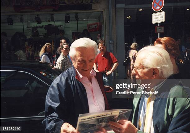 Kirk Douglas, Fans, Signierstunde seines Buches "Der letzte Tango in Brooklyn", München, Deutschland, , Zeitung, Auto, Jacke, Schauspieler,...