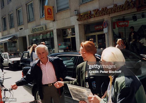 Kirk Douglas, Fans, Signierstunde seines Buches "Der letzte Tango in Brooklyn", München, Deutschland, , Zeitung, Auto, Jacke, Schauspieler,...