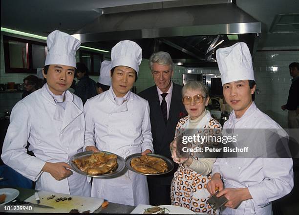 Rudi Carrell, Hedwig Eisenmann, ARD-Show "Die Rudi Carrell-Show" , Dortmund, Deutschland, , Küche, kochen, Koch-Mütze, Messer, Beil, Koch, Lehrerin,...