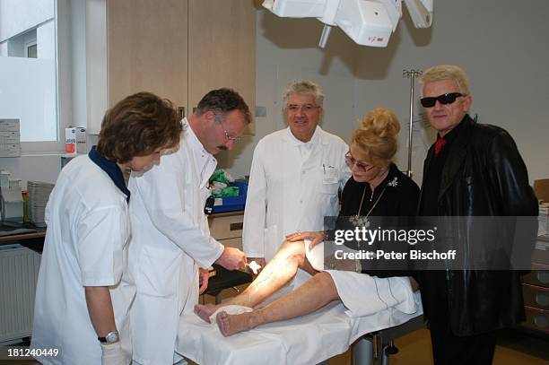 Krankenschwester Sieglinde Loll-Nielsen, Dr. Markus Wuttke, Dr. Rudolf Sporer, Hannelore Kramm, Heino, , , "HELIOS Krankenhaus", Kitzbühel, ;...