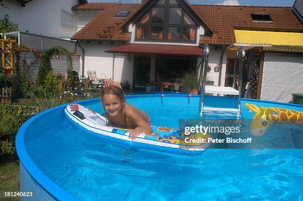 Selina-Merrit Bolling, , Homestory, Kleinstadt nahe Frankfurt am Main, , Garten, Pool, Swimming-Pool, Bikini, Bademode, Badehose, Luftmatratze,...