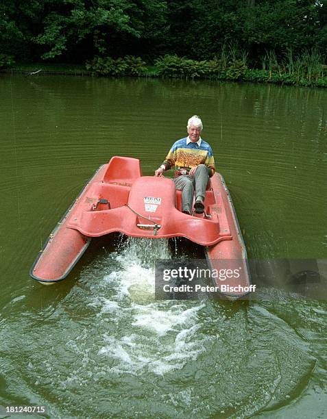 Rudi Carrell, Homestory, Wachendorf, Syke, bei Bremen, Deutschland, , See, Wasser, Boot, Tretboot, Pullover, Comedy-Star, Showmaster, Sänger,...