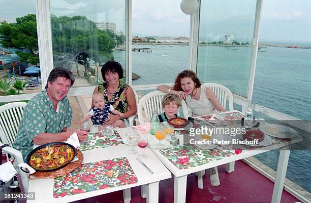 Egon Wellenbrink, Tochter Clarissa, Ehefrau Lisa, Sohn Nico, Tochter Susanna, , Mallorca, Spanien, Musiker, Schauspieler, Vater, Mutter, Familie,...