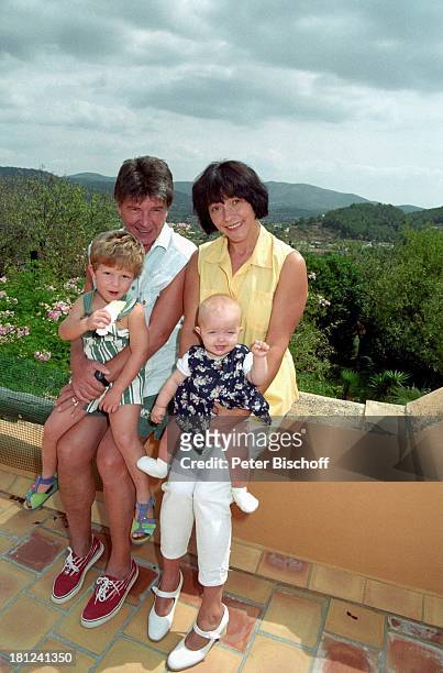 Egon Wellenbrink mit Sohn Nico, Ehefrau Lisa mit Tochter Clarissa, , Mallorca, Spanien, Musiker, Schauspieler, Vater, Mutter, Familie, Homestory,...