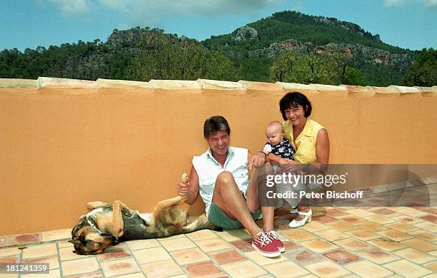 Egon Wellenbrink mit Schäferhündin "Anna", Ehefrau Lisa mit Tochter Clarissa, , Mallorca, Spanien, Musiker, Schauspieler, Hund, Tier, Homestory,...