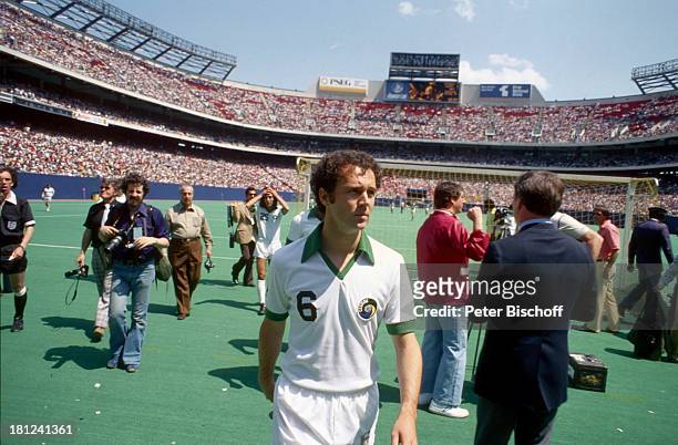 Franz Beckenbauer, New York/USA/Amerika, , Fußballstadion, Cosmos-Stadion, Fans, Fußballer, Sportler,