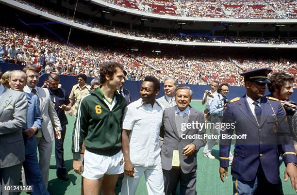 Franz Beckenbauer , Pele , Namen auf Wunsch, New York/USA/Amerika, , Fußballstadion, Cosmos-Stadion, Fans, Fußballer, Sportler,