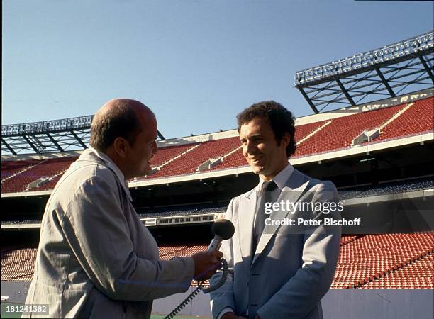 Franz Beckenbauer , Name auf Wunsch, New York/USA/Amerika, , Fußballstadion, Cosmos-Stadion, Moderator, Fußballer, Sportler,