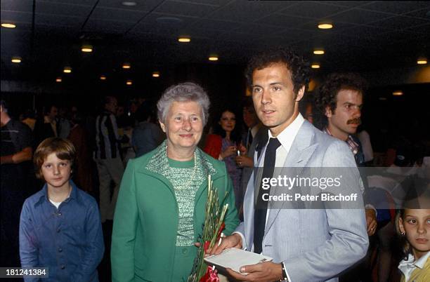 Franz Beckenbauer , Name auf Wunsch, New York/USA/Amerika, , Fußballstadion, Cosmos-Stadion, Fußballer, Sportler, Kind, Fans,
