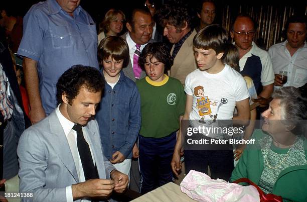 Franz Beckenbauer , Fans, New York/USA/Amerika, , Fußballstadion, Cosmos-Stadion, Autogramme, Fußballer, Sportler, Kinder,
