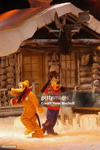 Pluto, Goofy, "Mickeys Winter Wonderland" Show, "Disneyland Park", "Disneyland Resort Paris", Paris/Frankreich, Europa, , Schnee, Eis, Freizeitpark,...