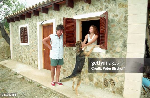 Egon Wellenbrink mit Tochter Susanna, Schäferhündin "Anna", , Mallorca, Spanien, Musiker, Schauspieler, Homestory, Vater, Familie, Promis,...