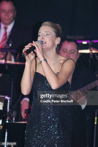 Stefanie Hertel , im Hintergrund: Orchester "Wolkenlos", Tournee "Zauber der W E I H N A C H T", Stadthalle, Riesa, Sachsen, Deutschland, ,