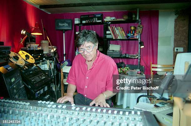 Egon Wellenbrink, , Mallorca, Spanien, Musiker, Schauspieler, Schauspielerin, Studio, Ton-Studio, Mischpult, Homestory, Promis, Prominente,...