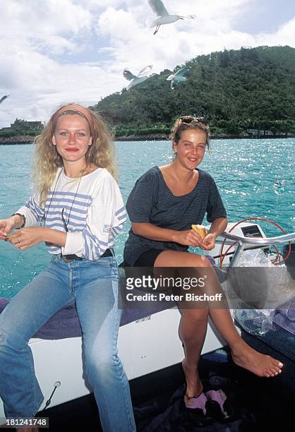 Dana Geissler, Alexa Wiegandt, , neben den Dreharbeiten zur PRO 7 - Serie "Glueckliche Reise ", Folge 9, "Australien", , Hayman Island/Grosses...