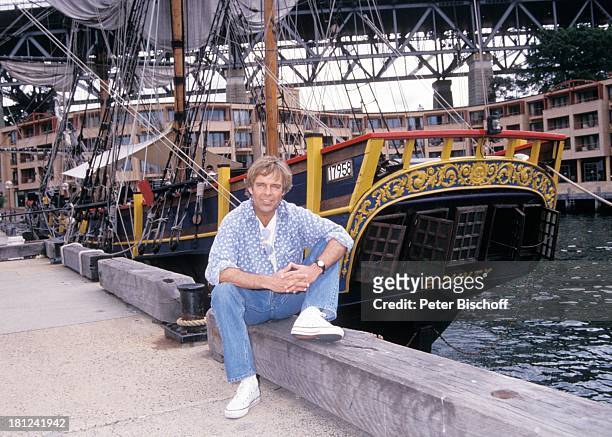 Thomas Fritsch, neben den Dreharbeiten zur PRO 7 - Serie "Glueckliche Reise ", Folge 9, "Australien", , Sydney/Australien, Hafen, Meer, Segel-Schiff,...