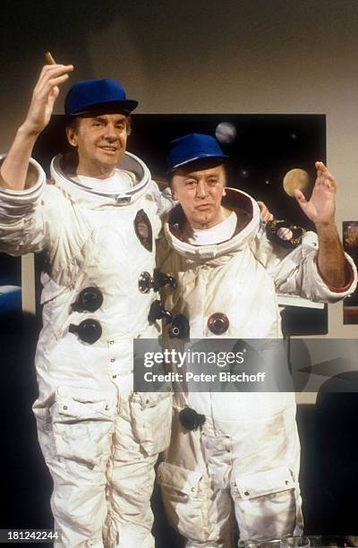 Eddi Arent, Harald Juhnke , ARD-Reihe "Harald und Eddi", , Schauspieler, Hut, Kostüm, Astronaut, Raumanzug, Entertainer, Promis, Prominenter,...