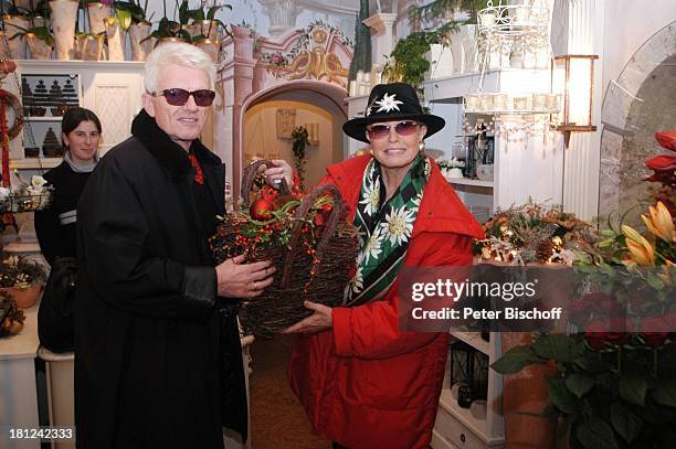 Verkäuferin, Heino, Ehefrau Hannelore Kramm, , , Kitzbühel, ; sterreich, Blumenladen "Blumen Pöll", Geschäft, Laden, Blumen, Blumenkorb, Ehemann,...