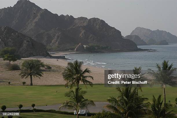 Strand, Meer "Arabische See", Muscat/Oman/Arabien, arabischer Staat, Mittlerer Osten, Asien, , Reise, Gebigre, Klippen, Berg, Palmen, Palme, davor...