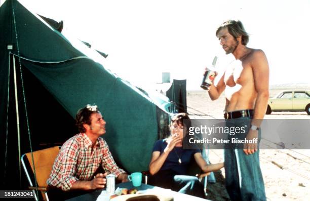 Joachim G. Hansen , Horst Janson , Olga Georges Picot , ARD - Film "Härte 10", Wüste/Südafrika, 20.2.1975, Schauspieler, Schauspielerin, Wisky,...