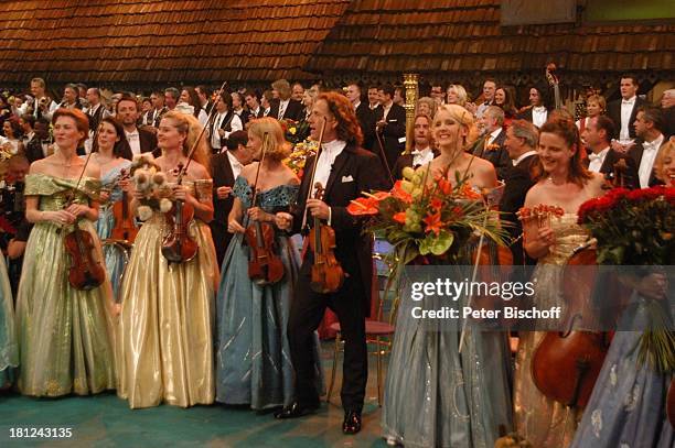 Andre Rieu , Musikerinnen des "Johann-Strauss-Orchesters", ARD-Musik-Show "Musikantenstadl", Bremen, , "Stadthalle", Bühne, Schlussbild, winken,...