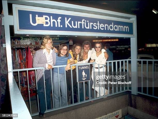 Jack White , Jürgen Marcus , Wolf, Lena, Nero Brandenburg, TV-Verfilmung "Das große Schlagerkarussell", Berlin, Deutschland, , Bahnhof, U-Bahn,...