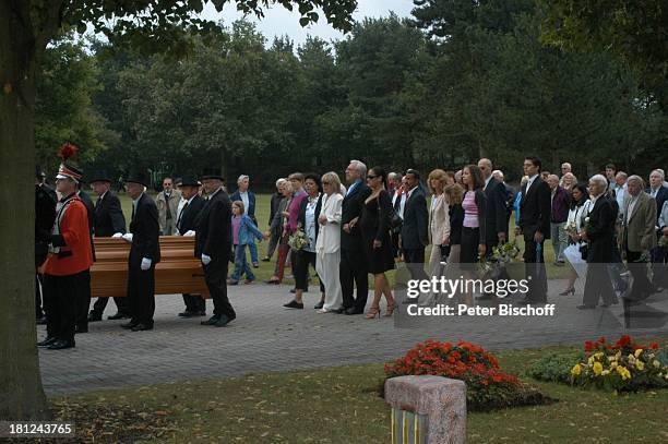 Susanna Maria Ritter , Sylvia Joachim , Jens Oberheide , Tochter Micole , Sargträger, Trauerfeier, Stadtfriedhof, Hanover-Lahe, , Friedhof, Sarg,...