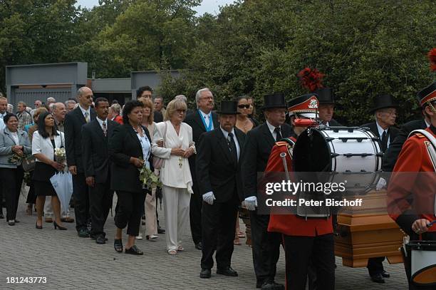 Susanna Maria Ritter , Sylvia Joachim , Jens Oberheide , Tochter Micole , Auetaler Spielmannszug , Sargträger, Trauerfeier, Stadtfriedhof,...