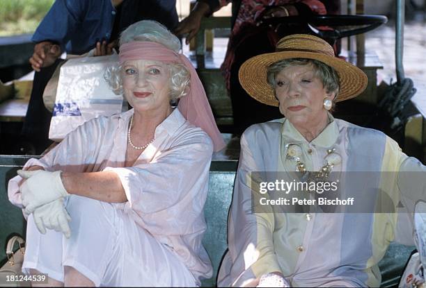 Elisabeth Wiedemann, Tilly Lauenstein, , Einheimische, PRO 7 - Serie "Glueckliche Reise", Folge 7, "Thailand", , Bangkok/Thailand/Asien, "Kloang",...