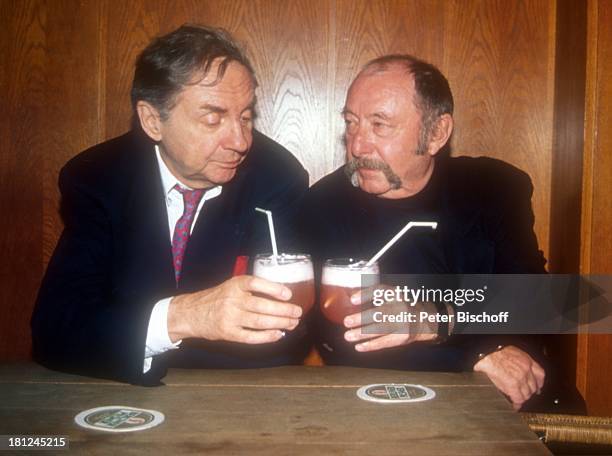 Harald Juhnke, Heinz Schubert , ZDF-Serie "Zwei alte Hasen", Berlin, Deutschland, Europa, , Kneipen-Tisch, Glas Bier, "Berlin, Deutschland, Europaer...