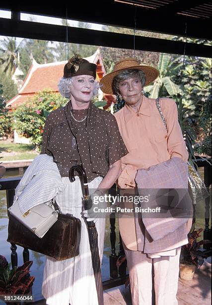 Elisabeth Wiedemann, Tilly Lauenstein, , PRO 7 - Serie "Glueckliche Reise", Folge 7, "Thailand", , Bangkok/Thailand/Asien, Fluss, Steg, Hut, Tasche,...