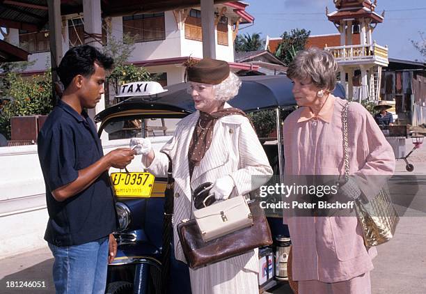 Tilly Lauenstein, Elisabeth Wiedemann, Einheimischer, , PRO 7 - Serie "Glueckliche Reise", Folge 7, "Thailand", , Bangkok/Thailand/Asien, "Tuk-Tuk",...