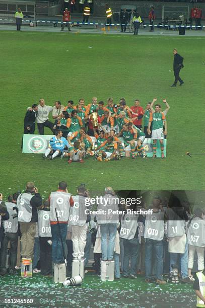 Fußballmannschaft "SV Werder Bremen", DFB-Pokalendspiel 2004 "SV Werder Bremen - Alemannia Aachen", , "Olympia-Stadion", Fussball, Spiel, Fotografen,...