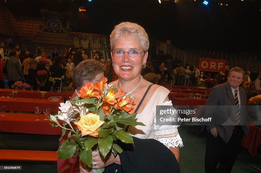 Zuschauerin aus dem Publikum mit 'Fleurop'-Blumenstrauß, nach d