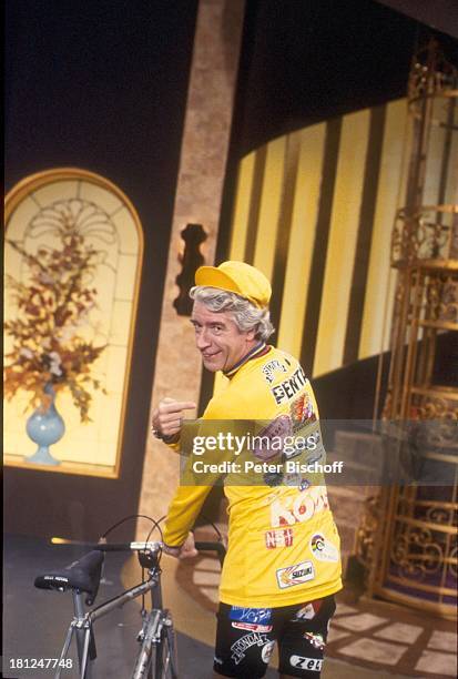 Rudi Carrell, ARD-Show "Rudis Tagesshow", Bremen, Deutschland, , Sport-Trikot, Fahrrad-Trikot, Renn-Rad, Rennradfahrer, Mütze, Showmaster, Moderator,...