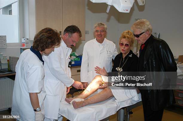 Krankenschwester Sieglinde Loll-Nielsen, Dr. Markus Wuttke, Dr. Rudolf Sporer, Hannelore Kramm, Heino, , , "HELIOS Krankenhaus", Kitzbühel, ;...