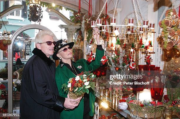 Heino, Ehefrau Hannelore Kramm, , Kitzbühel, ; sterreich, Blumenladen "Blumen Pöll", Geschäft, Laden, Blumen, Kerzen, Ehemann, Hut, Sonnenbrille,...