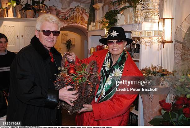 Heino, Ehefrau Hannelore Kramm, Verkäuferin , , Kitzbühel, ; sterreich, Blumenladen "Blumen Pöll", Geschäft, Laden, Blumen, Blumenkorb, Ehemann, Hut,...