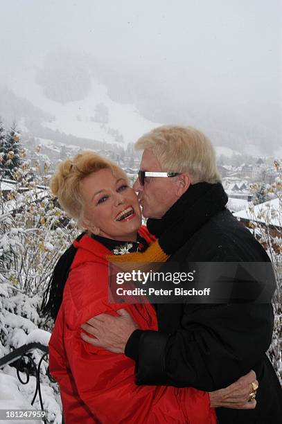 Heino, Ehefrau Hannelore Kramm, Urlaub, Kitzbühel/; sterreich, , Schlager-Star, Sänger, Sängerin, Volksmusik, Winter, Schnee, Ehemann, Kuss, küssen,...