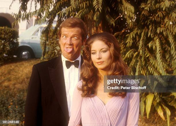 Roger Moore, Barbara Kellermann, bei den Dreharbeiten zum Film "Die Seewölfe kommen", Neu Dehli/Indien/Asien, , Grimasse, Gesicht verziehen,...