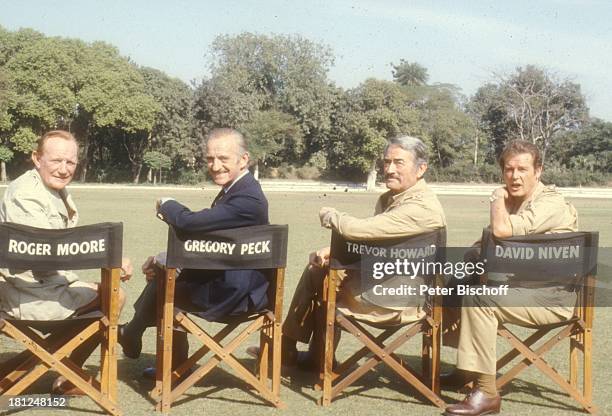 David Niven, Trevor Howard, Gregory Peck, Roger Moore , bei den Dreharbeiten zum Film "Die Seewölfe kommen", Neu Dehli/Indien/Asien, , Uniform,...