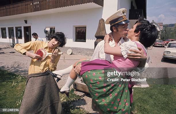 Rudi Carrell , Ilja Richter , Margot Mahler, Kino-Film "Hilfe, die tollen Tanten kommen", , Velden am Wörthersee, Kärnten, ; sterreich, , Kuß,...