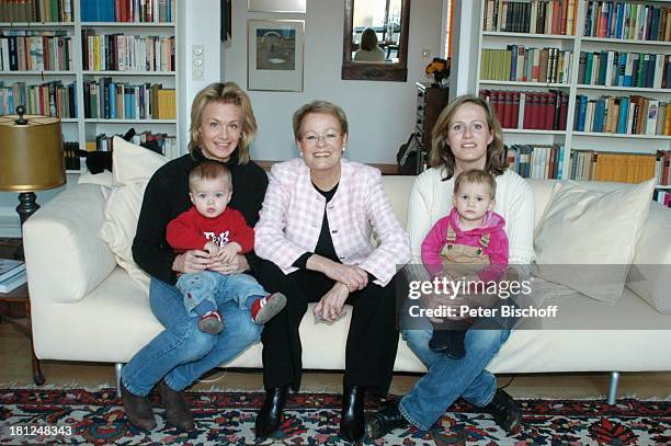 Wibke Bruhns , Tochter Annika Bruhns-Petersson ) mit Sohn "Sammy" Sam Jesper, Tochter Meike Bruhns mit Tochter Ida Luise, Homestory, Berlin, ,