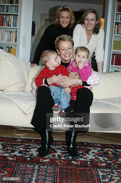 Wibke Bruhns , mit Enkelkindern "Sammy" Sam Jasper und Ida Luise , Tochter Annika Bruhns-Petersson und Tochter Meike Bruhns , Homestory, Berlin, ,