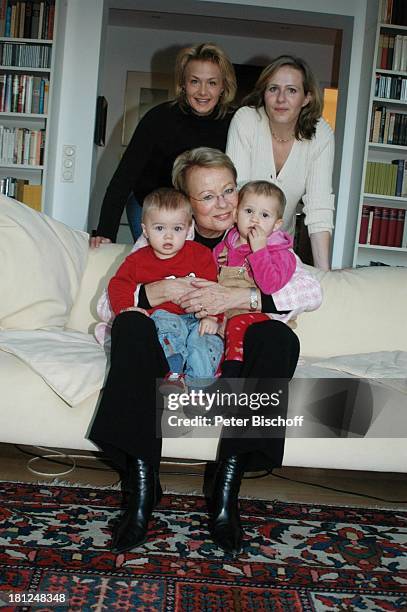 Wibke Bruhns mit Enkelkindern "Sammy" Sam Jasper und Ida Luise , Tochter Annika Bruhns-Petersson ) und Tochter Meike Bruhns , Homestory, Berlin, ,