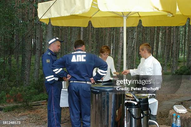 Köche der Catering-Firma, Mitarbeiter des Dreh-Teams, neben den Dreharbeiten zum ZDF-Film "Eine Liebe in Königsberg", "Kurischen Nehrung"/ Russland, ,