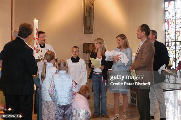 Stefan Lampe mit Messdiener, Julia Biedermann, Tina Biedermann mit Julius Steffens, Ehemann Matthias Steffens, Dirk Pähler, , Pfarrkirche "Christ...